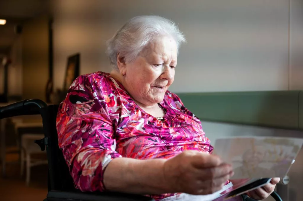 Une femme en situation de handicap accompagnée dans ses démarches DGPH.