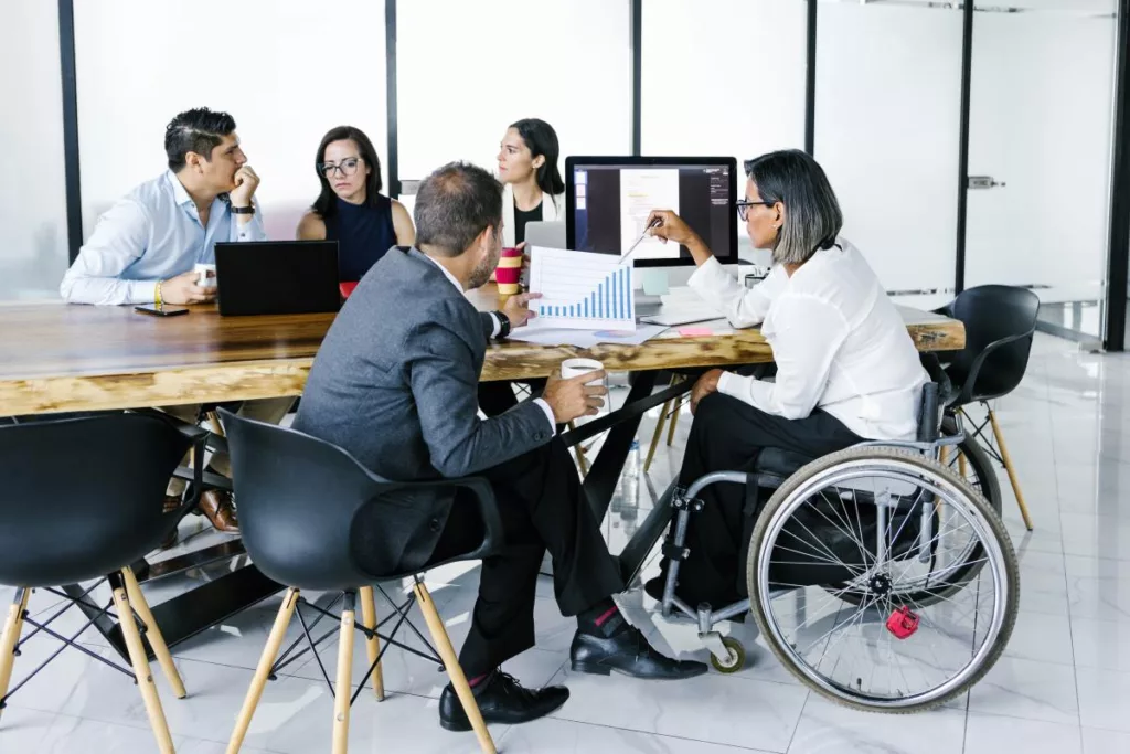 Des personnes étudient les données DGPH 2025.