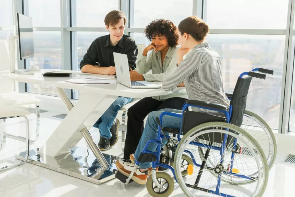 Une personne en situation de handicap bénéficie d'une initiative Vierge Noire