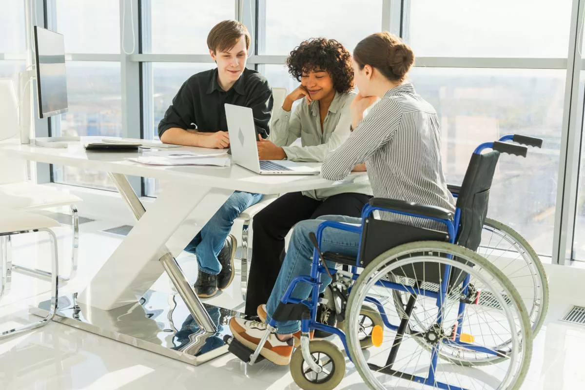 Une personne en situation de handicap bénéficie d'une initiative Vierge Noire