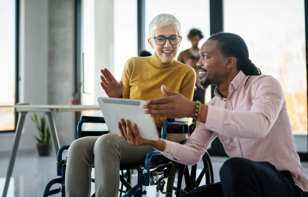 Une femme teste une innovation handicap en faveur de l'accessibilité numérique.