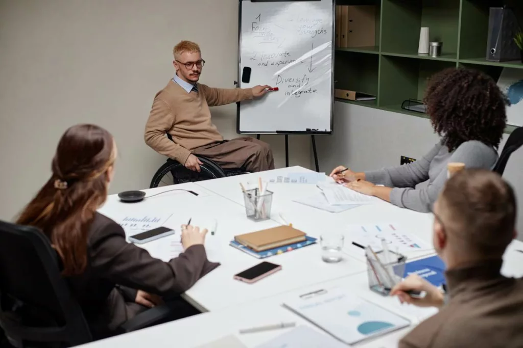 Partenariats DGPH : des personnes organisent une réunion pour aider les personnes handicapées en Belgique.
