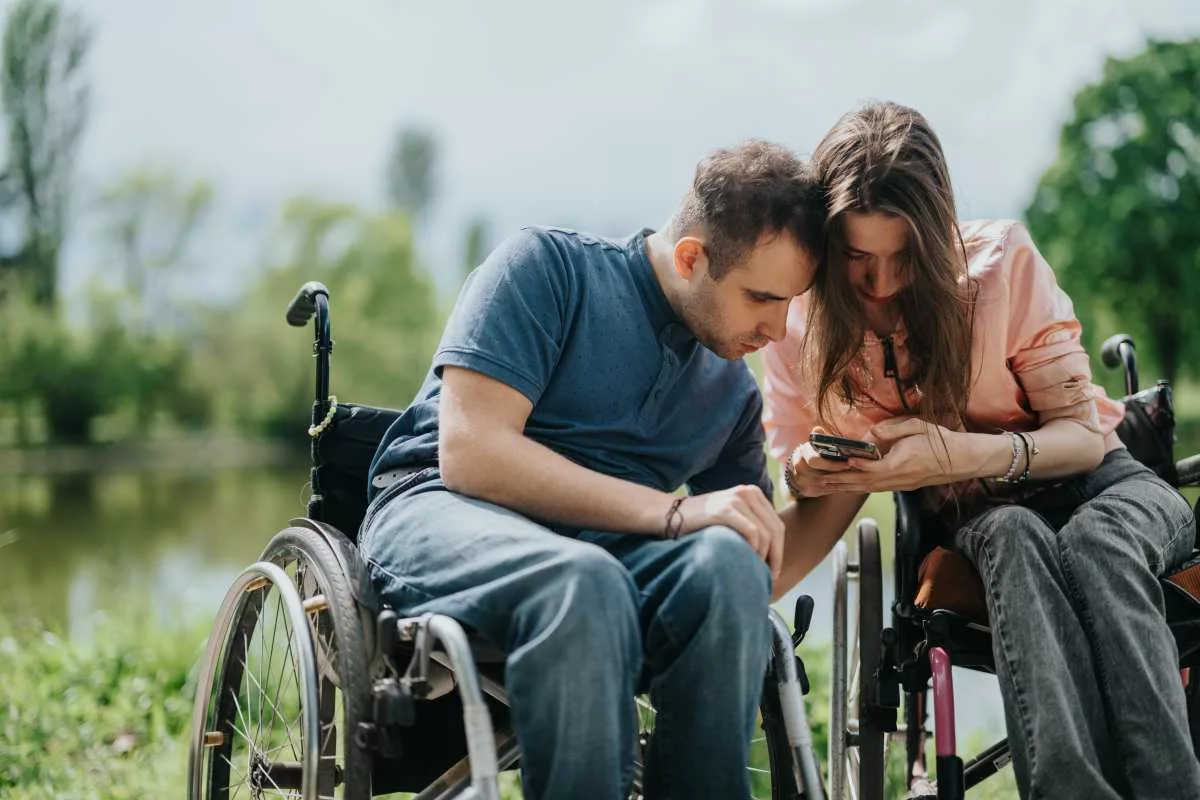 Deux personnes handicapées consultent les actualités Vierge Noire