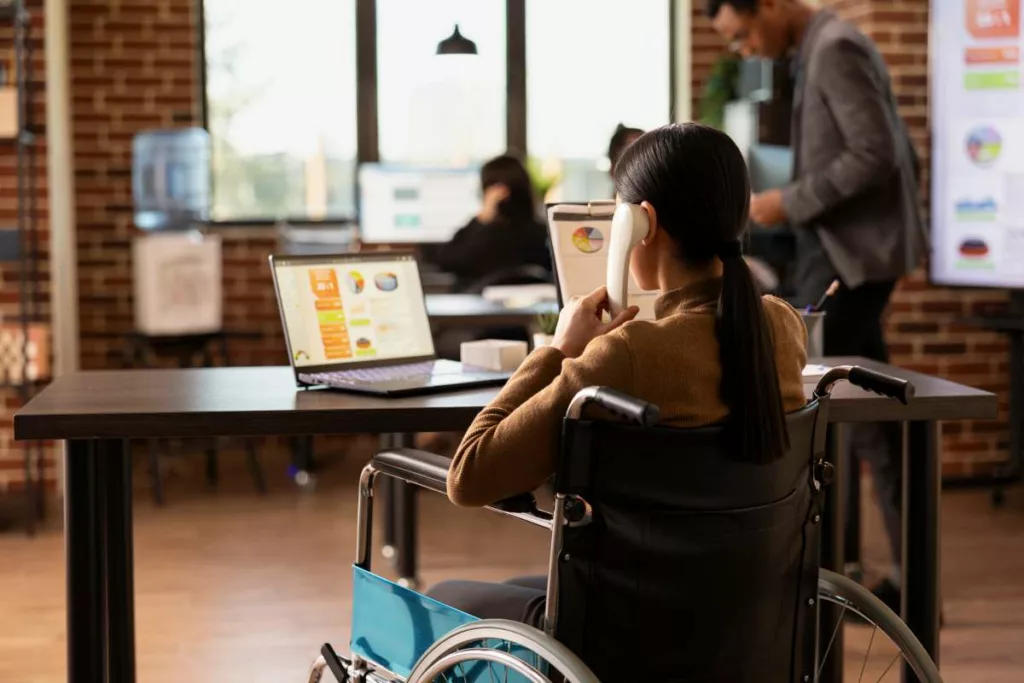 Contact Vierge Noire : une personne handicapée devant son ordinateur
