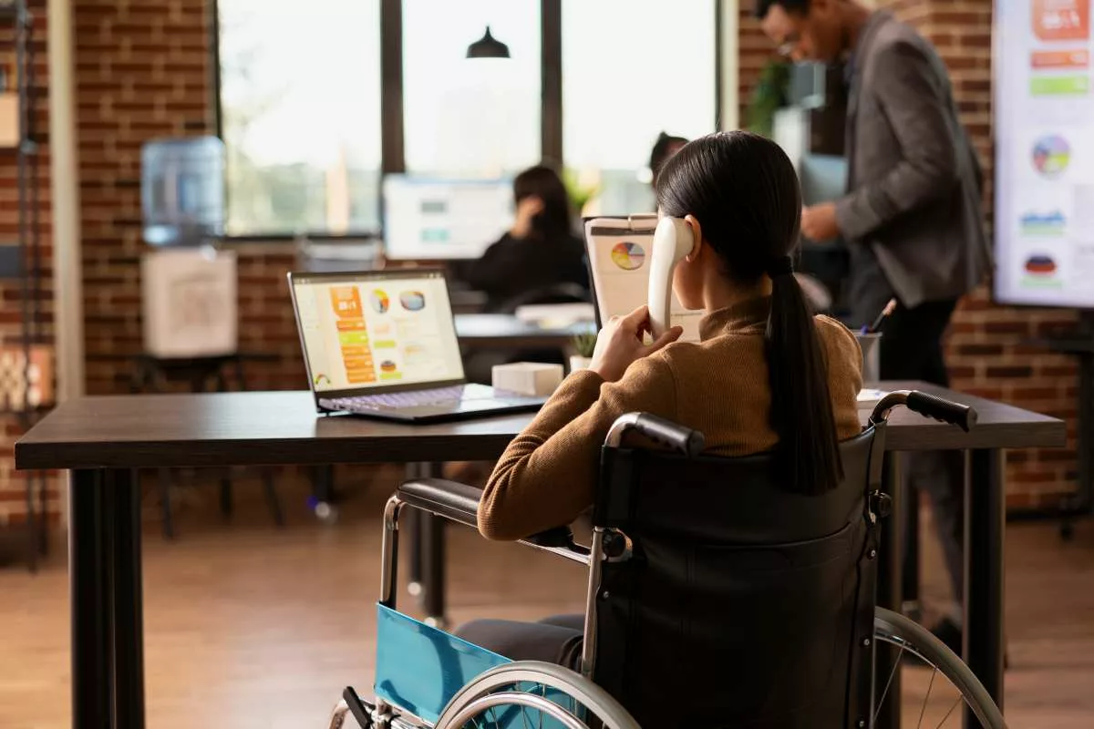 Contact Vierge Noire : une personne handicapée devant son ordinateur