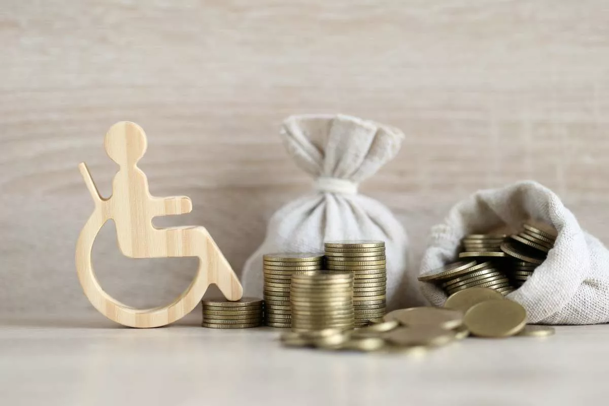 Gestion budget DGPH : de l'argent posé sur une table avec le symbole handicap