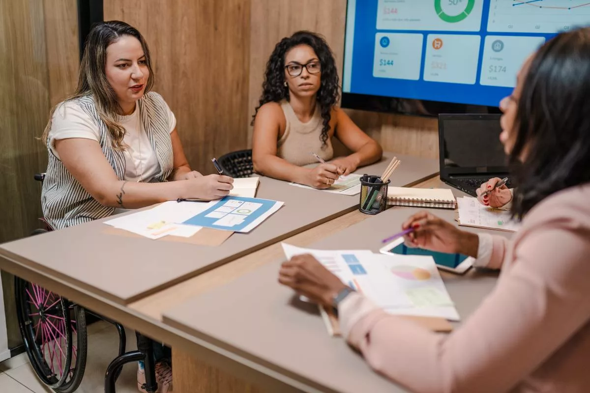 Des personnes font une réunion pour définir les orientations DGPH