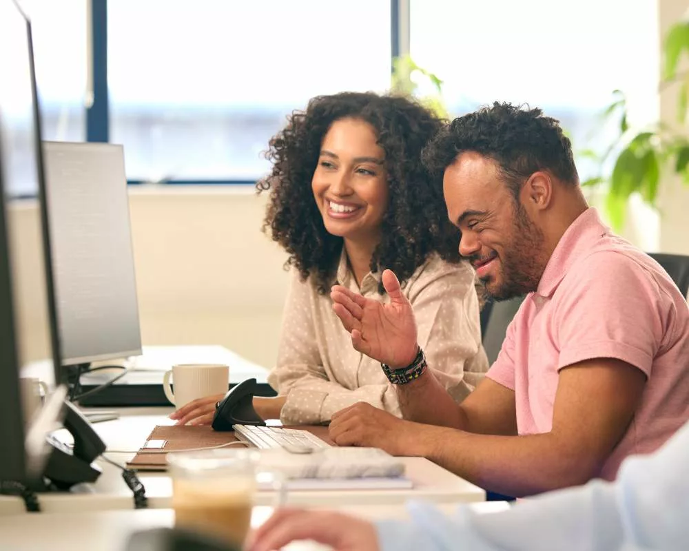 Réseaux handicap : personne handicapée accompagnée par la membre d'un réseau de soutien au handicap